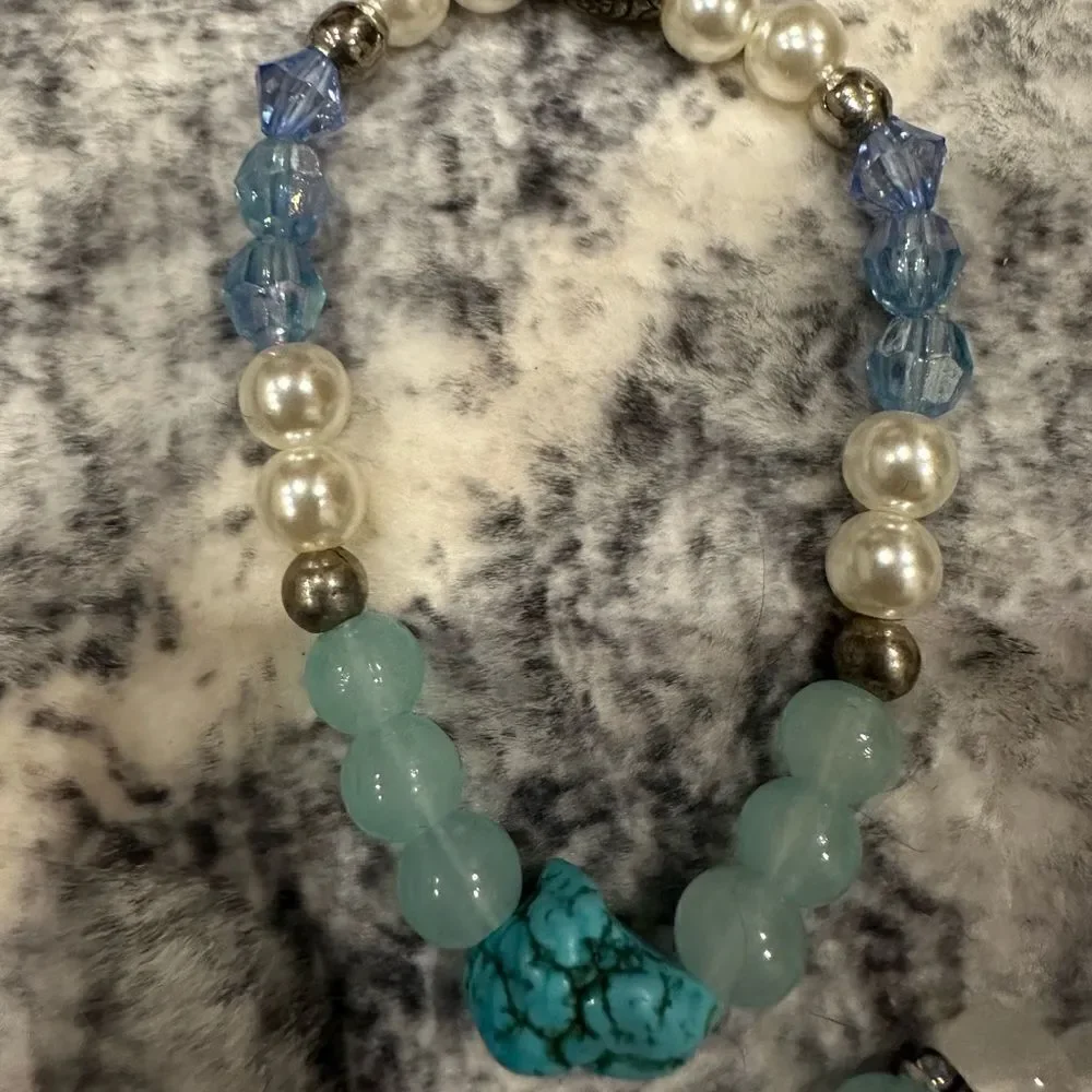 Glass beads stretch bracelet with charm